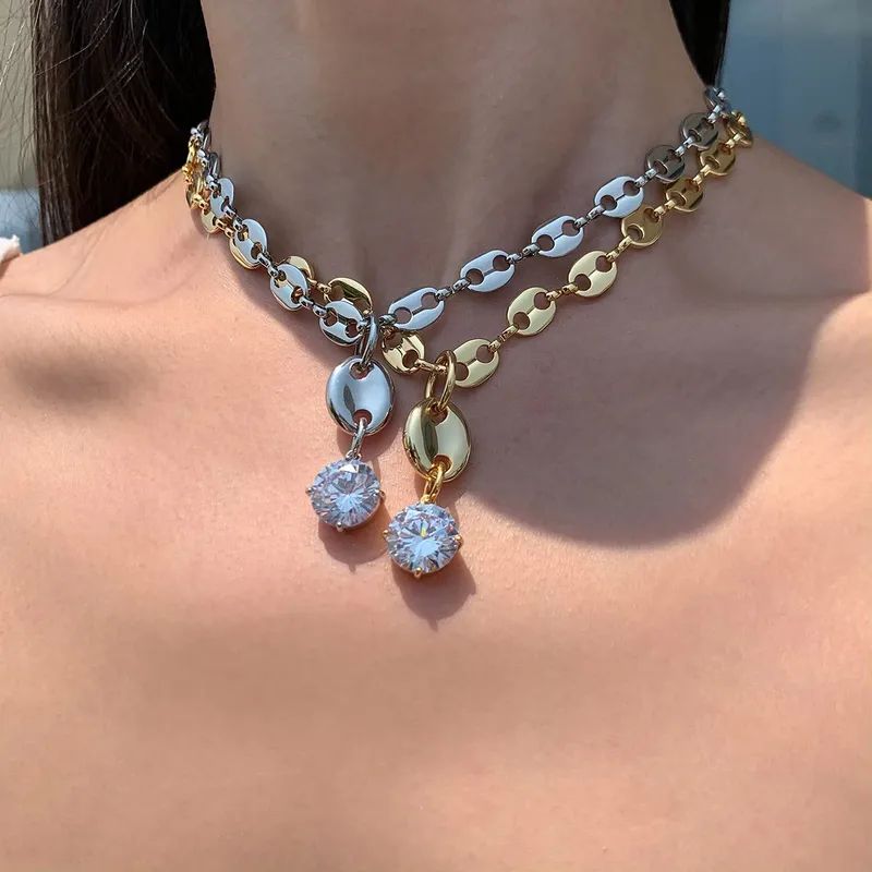 Silver necklace with zircon