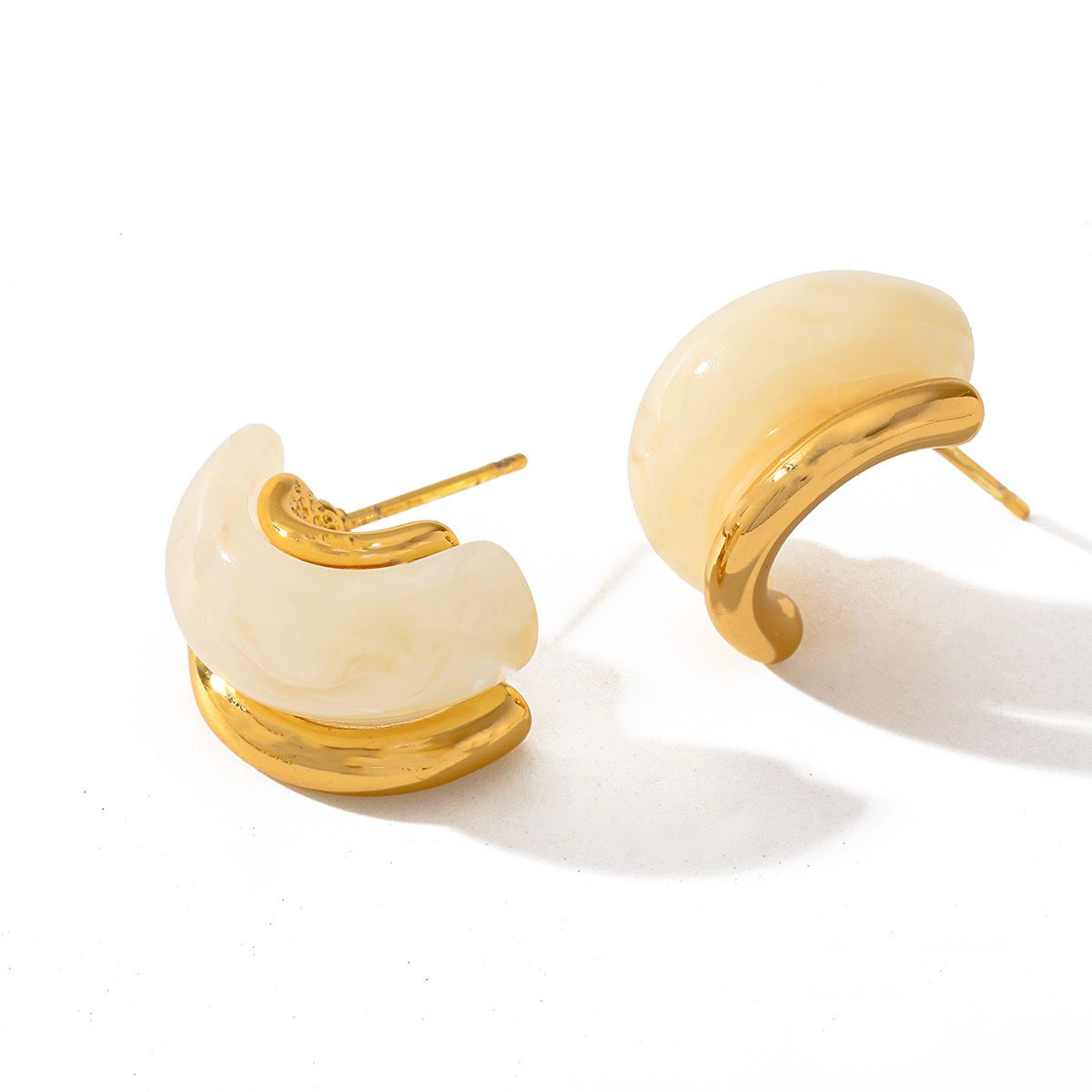 Elegant gold earrings