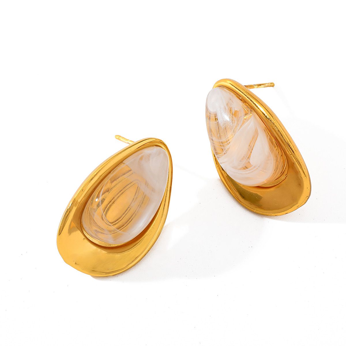 Elegant gold earrings