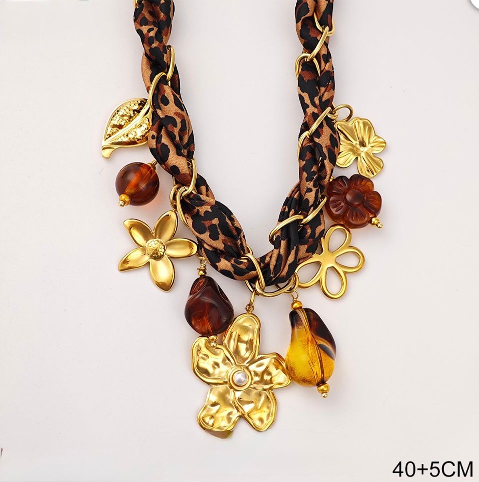 Charm gold necklace