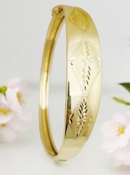 14 K  Yellow  Gold Bangle