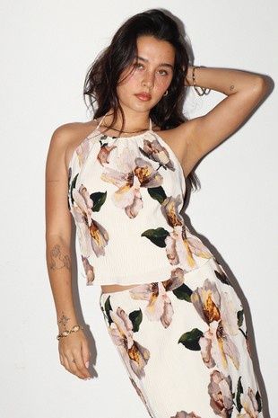 BLOOMS ROMANTIC FLORAL HALTER TOP
