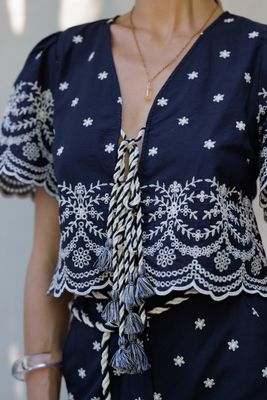 TRAVEL MORE ROPE EYELET TIE FRONT TOP