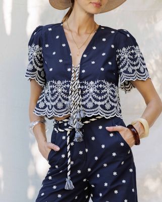 TRAVEL MORE ROPE EYELET TIE FRONT TOP