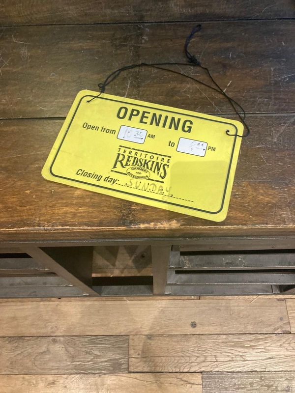 OPENING CLOSED SCHILD