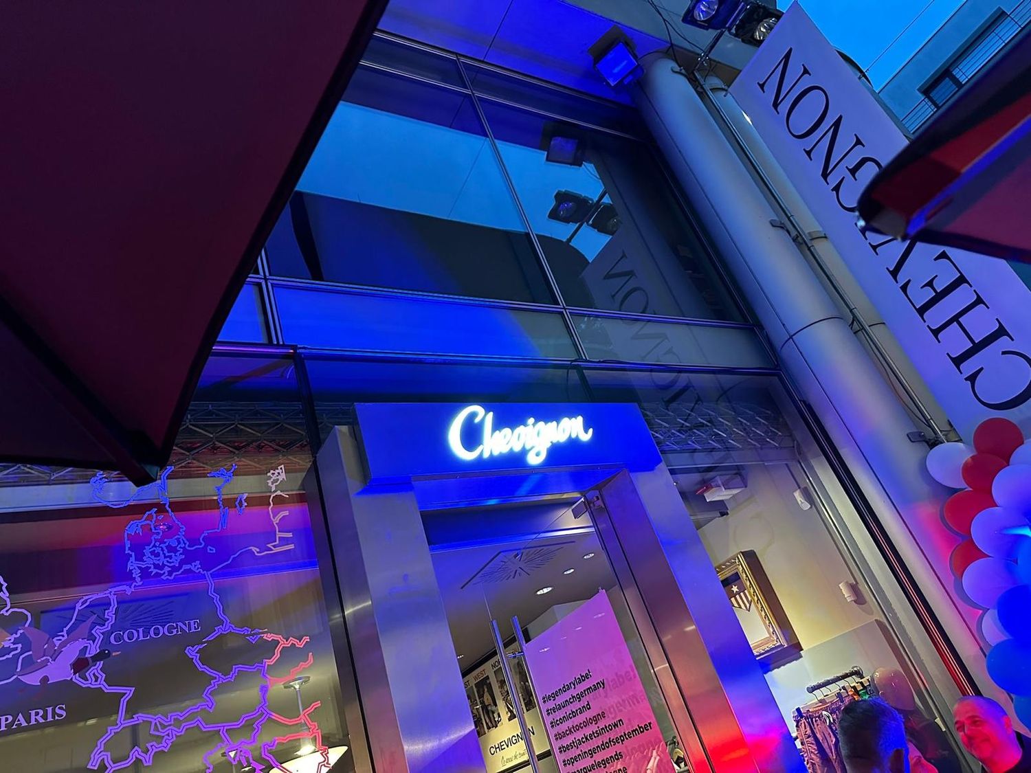 LEUCHTREKLAME CHEVIGNON PARIS