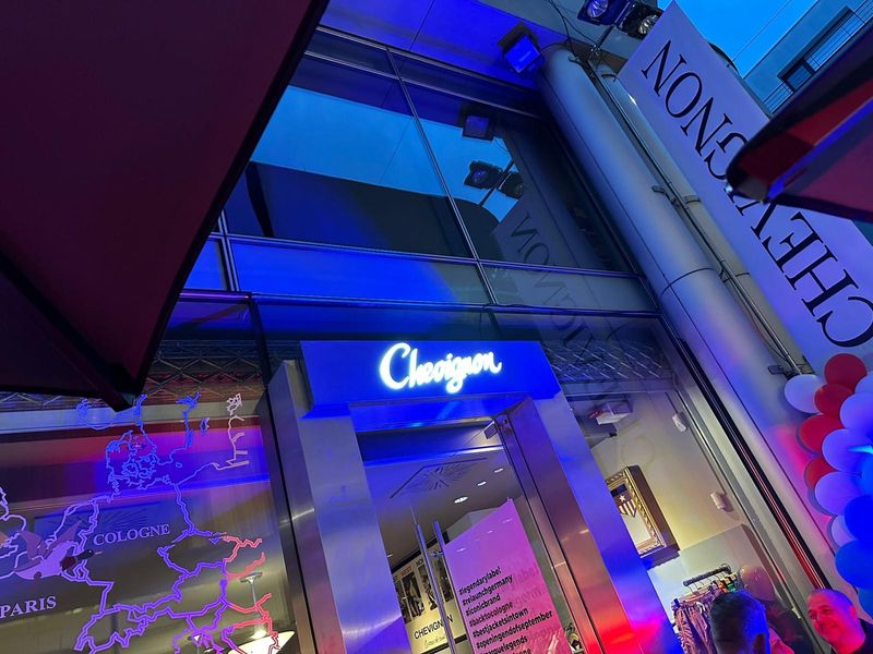 LEUCHTREKLAME CHEVIGNON PARIS