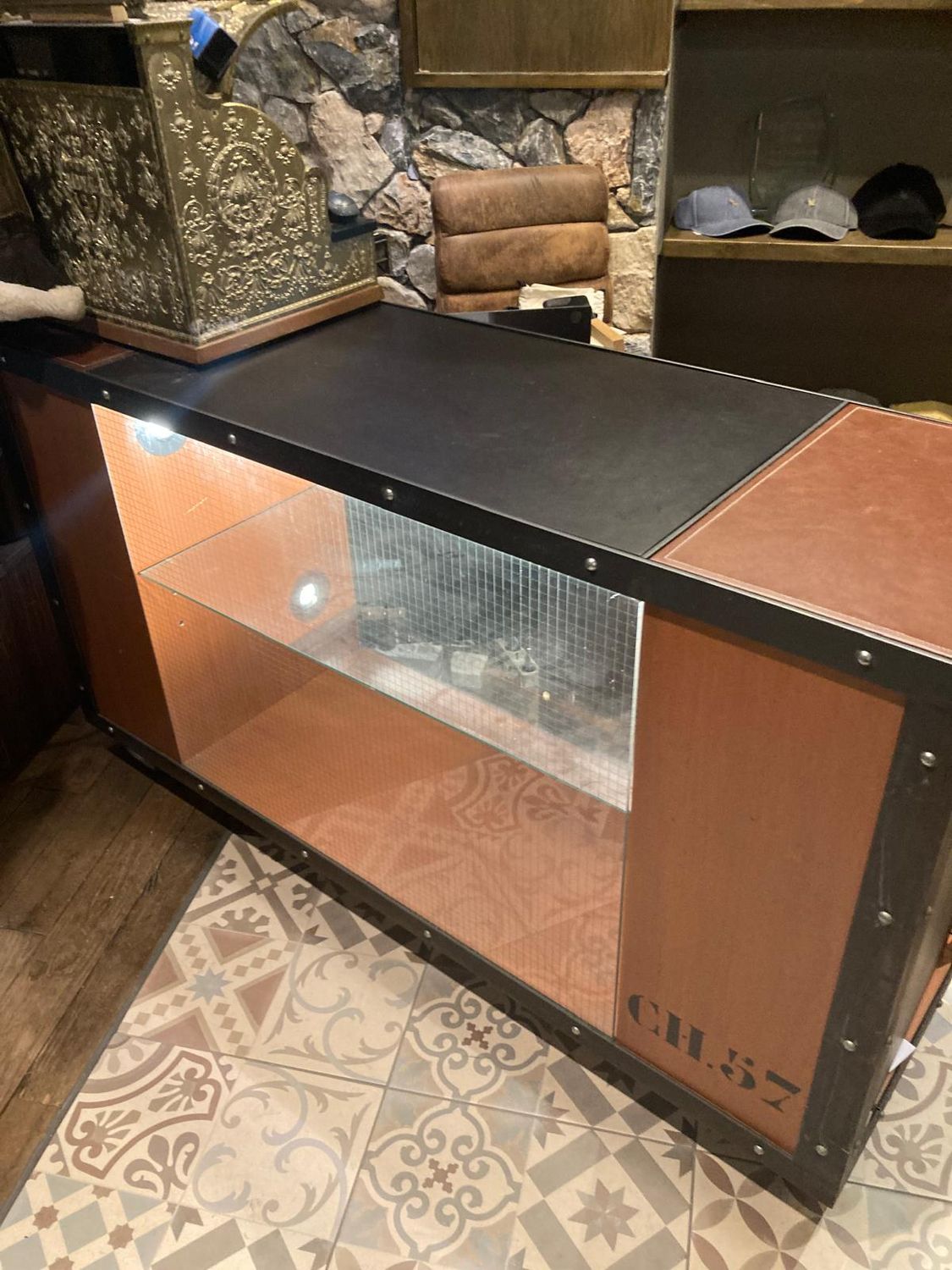 METALL LEDER HOLZ GLAS VITRINE MÖBEL CHEVIGNON PARIS