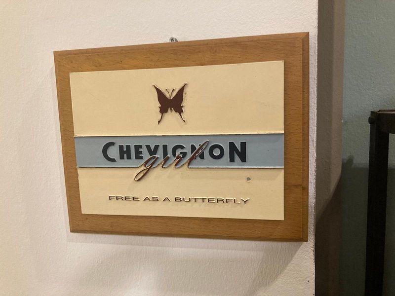 HOLZ METALL DISPLAY CHEVIGNON PARIS