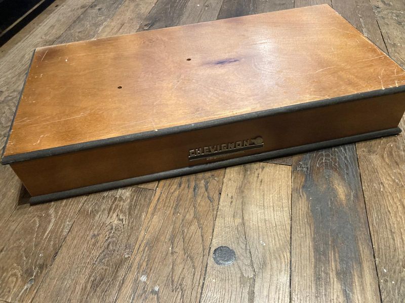 HOLZ DISPLAY CHEVIGNON PARIS