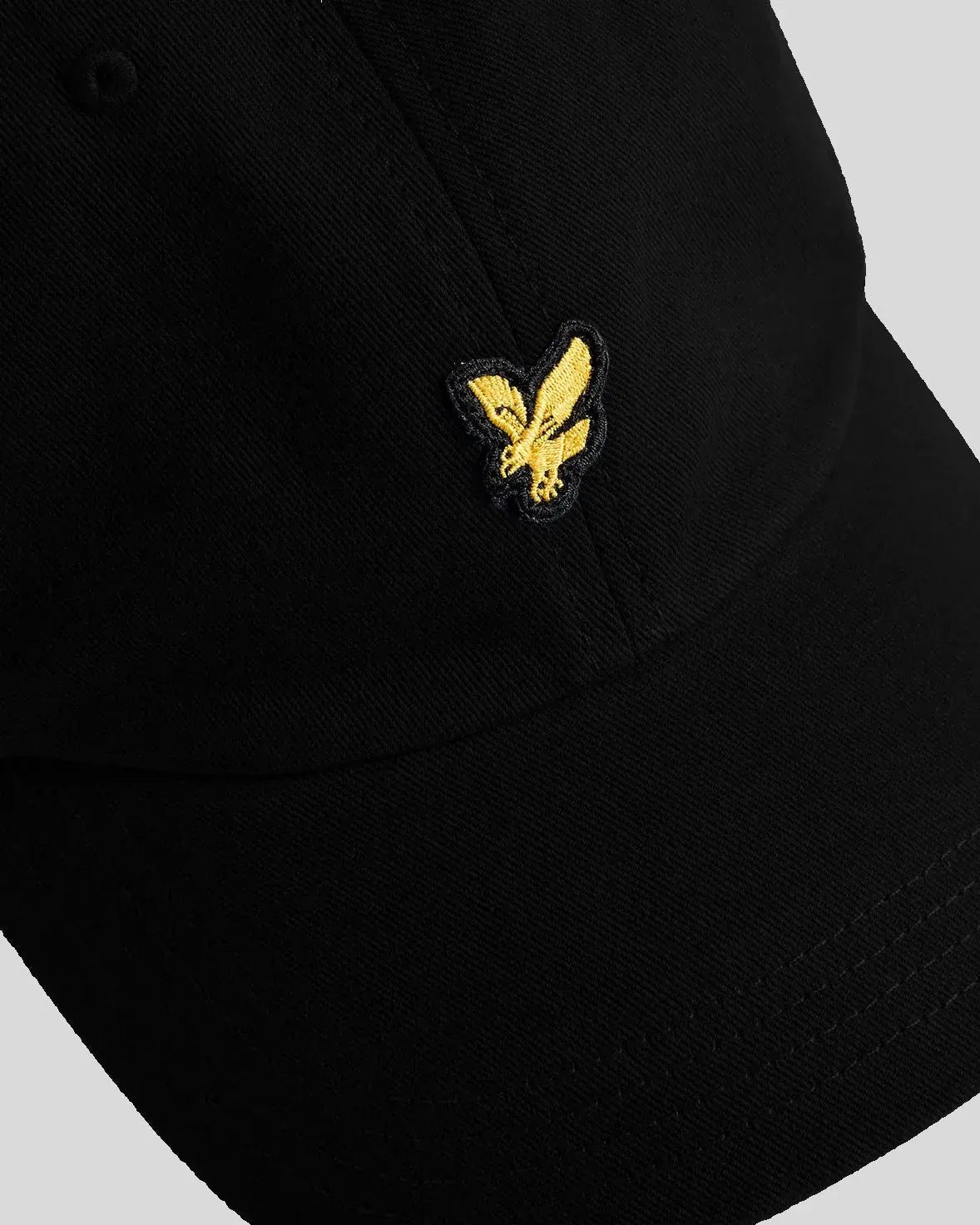 a BLACK BASEBALL CAP LYLE &amp; SCOTT