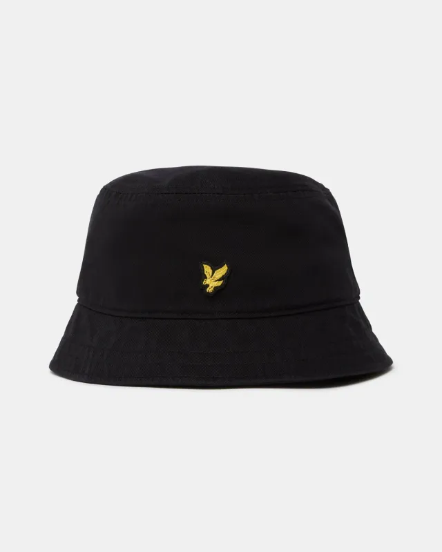 a BLACK BUCKET HAT LYLE &amp; SCOTT