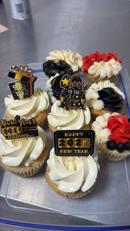 Half A Dozen Christmas/ New Year’s Cupcakes