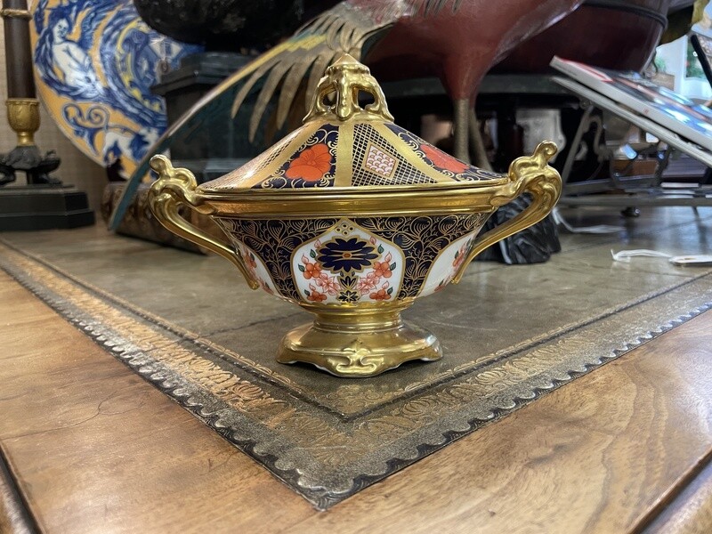 English Royal Crown Derby Old Imari Small Sauce Tureen with Repaired Lid