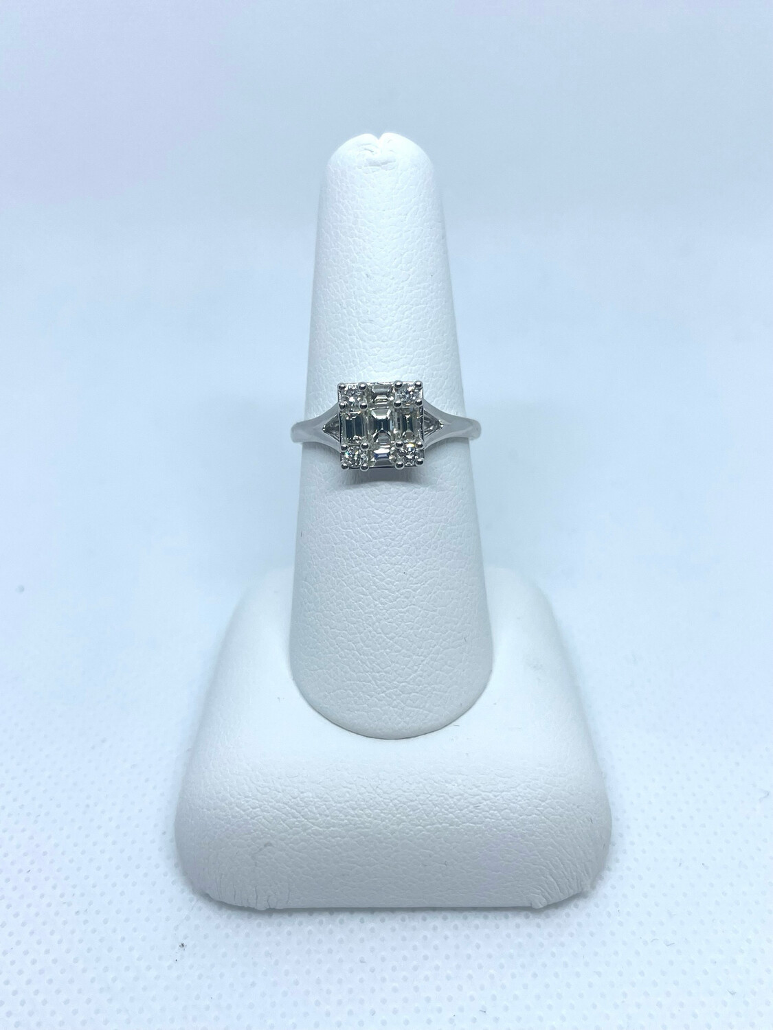 14k W Sqr Set Ring B:0.57/ D:0.15