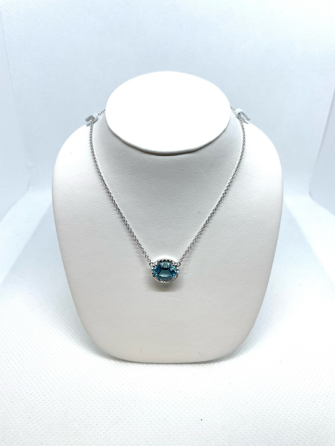 14k W 2.0 Ct White Topaz Pend Neck