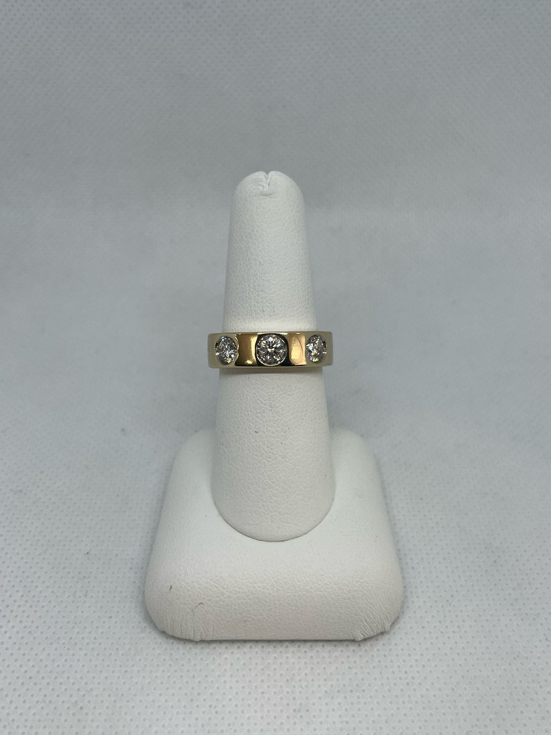 14ky 3 Stone Ring
