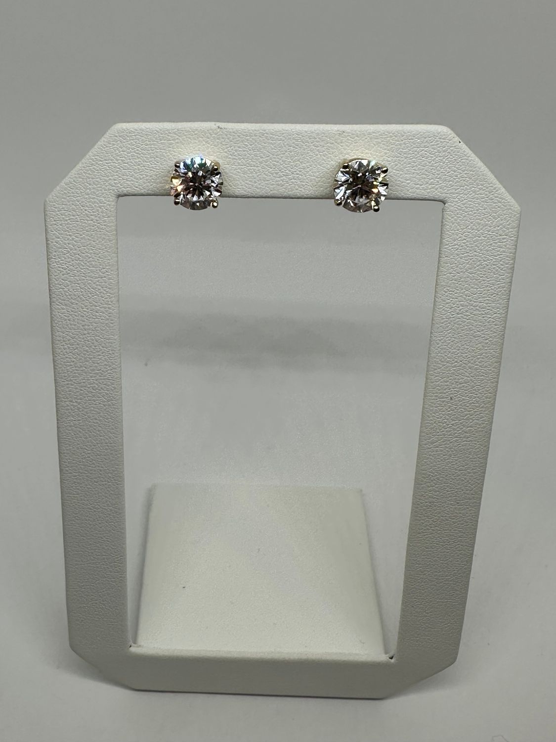 14kt YG 4.04ct F VVS2 LAB Round Cut Studs