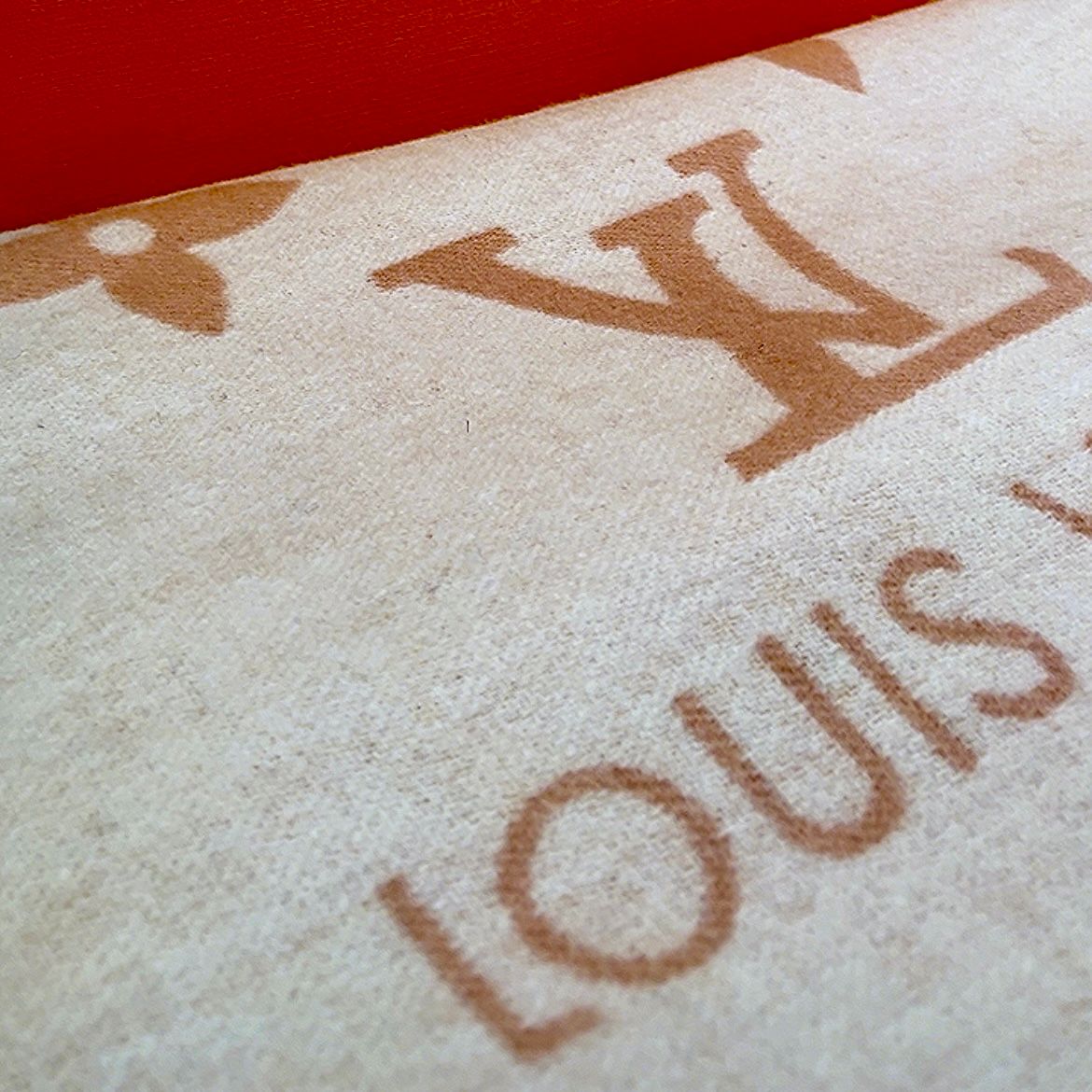 Authentic Louis Vuitton Reykjavik Scarf (LIKE NEW)