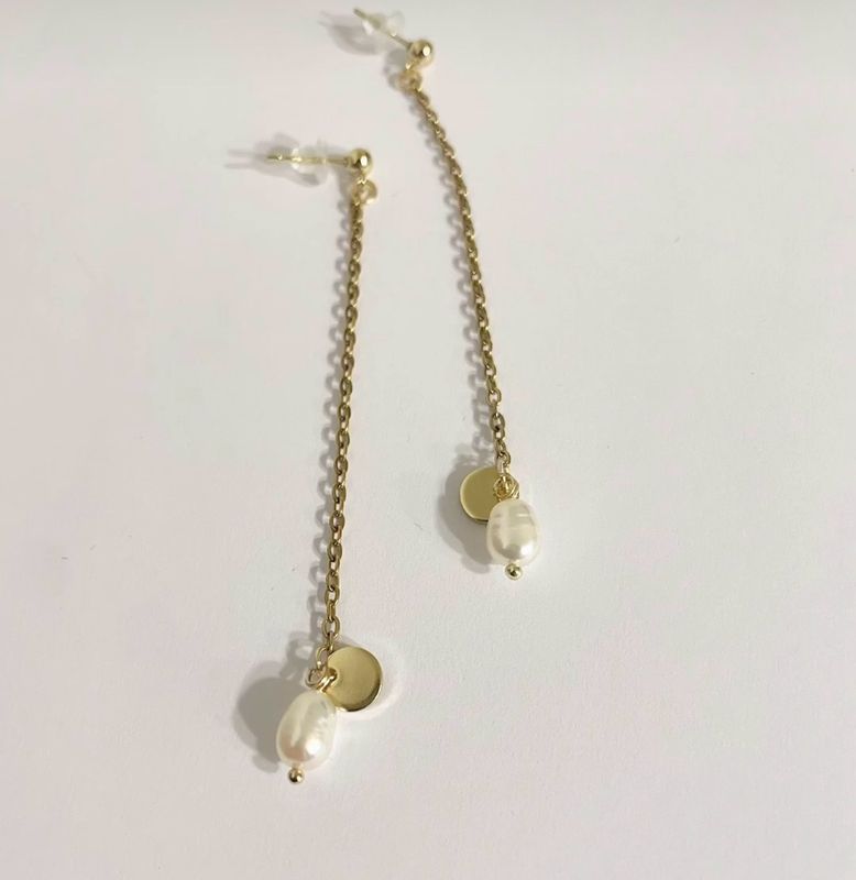 Orecchini lunghi con perle naturali