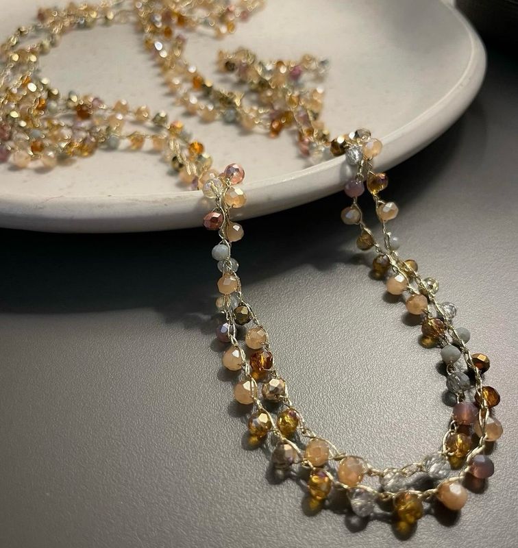 Collana lunga con piccoli cristalli