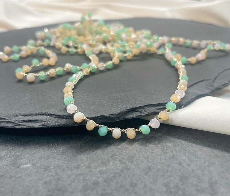Collana lunga con piccoli cristalli