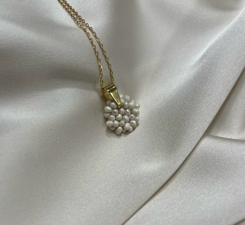 Collana placcato oro e ciondolo di perline naturali