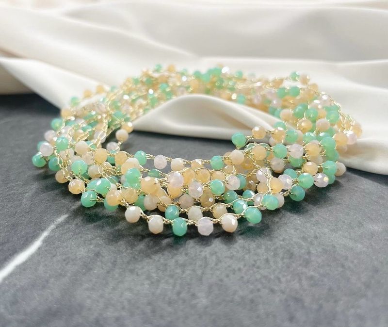 Collana lunga con piccoli cristalli
