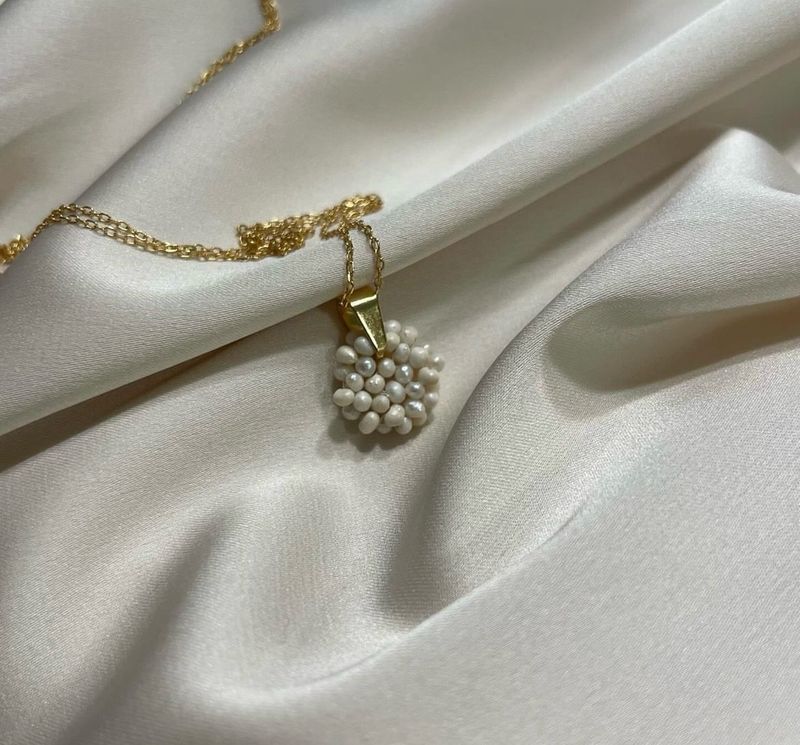 Collana placcato oro e ciondolo di perline naturali