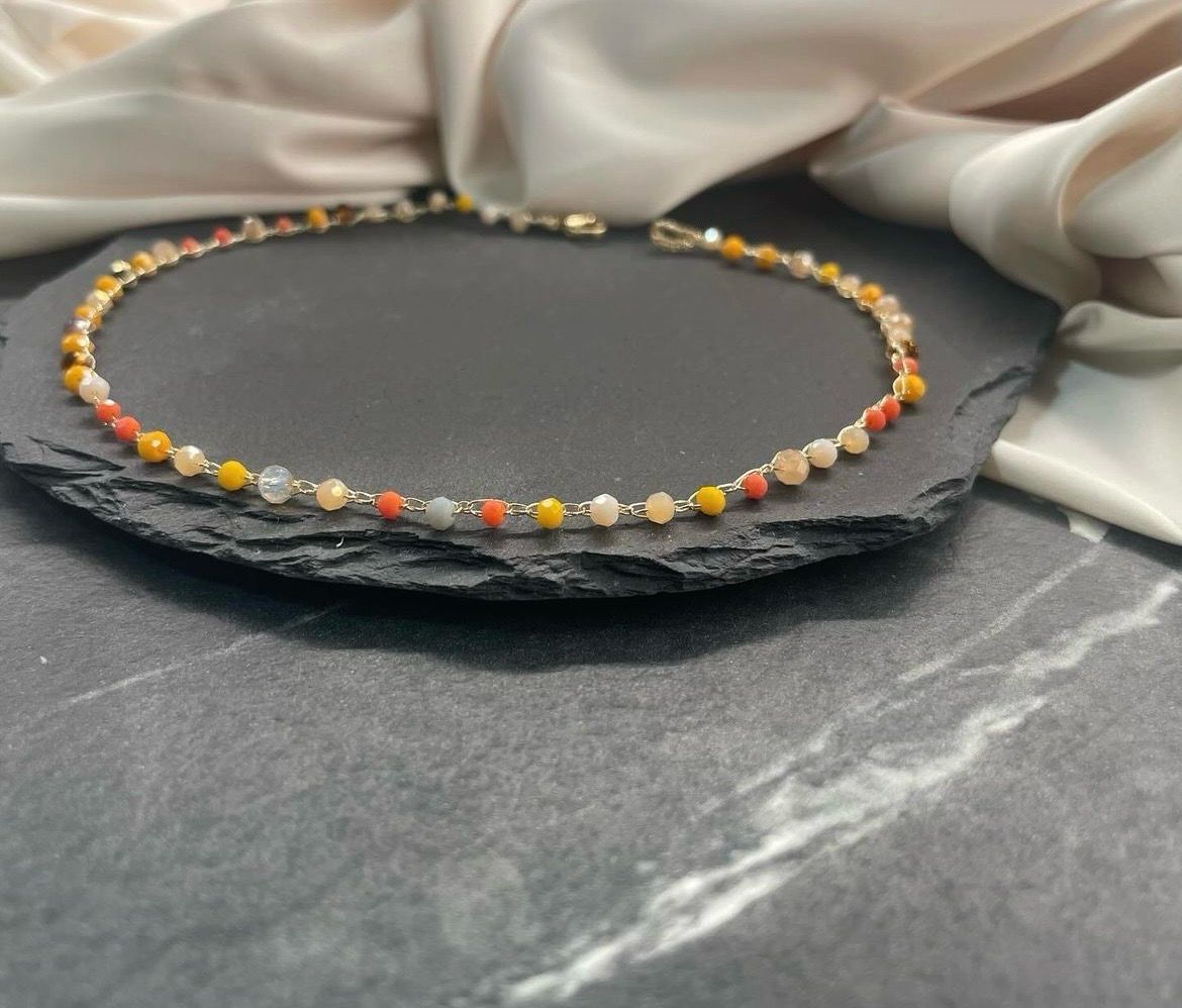 Girocollo con piccoli cristalli colorati