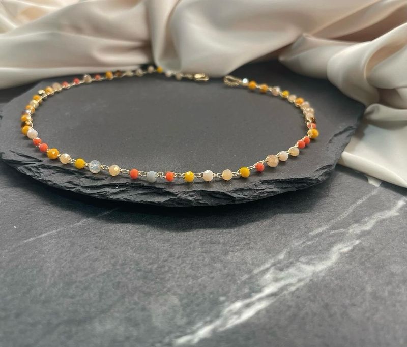 Girocollo con piccoli cristalli colorati