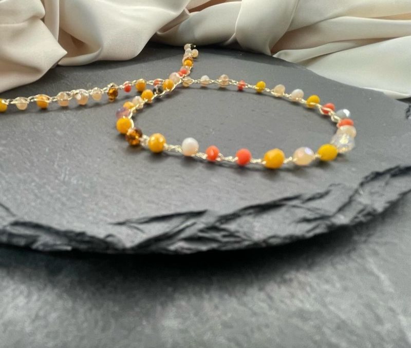 Girocollo con piccoli cristalli colorati