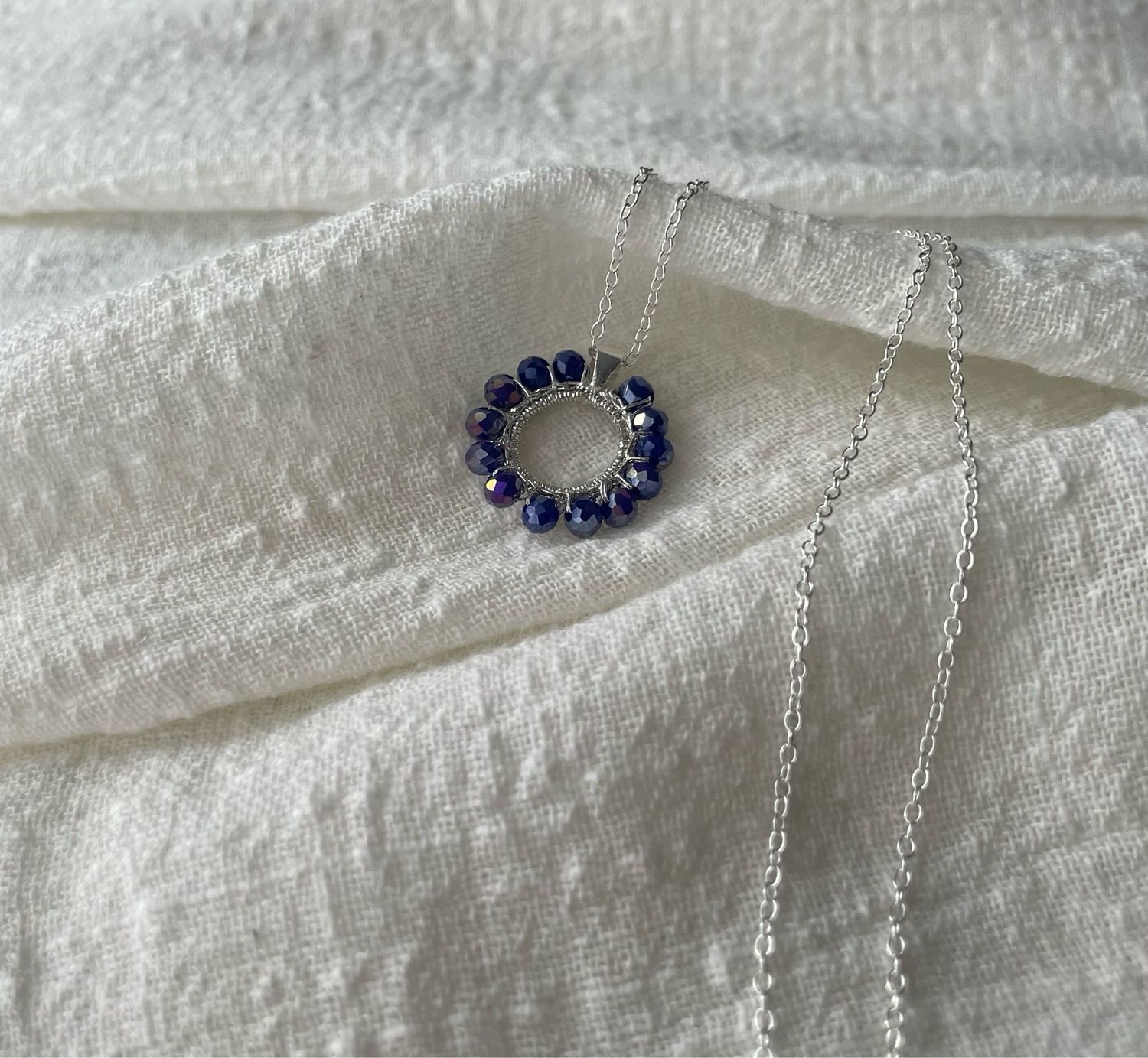 Elegante collana in argento 925 con ciondolo lavorato al uncinetto e cristalli blu