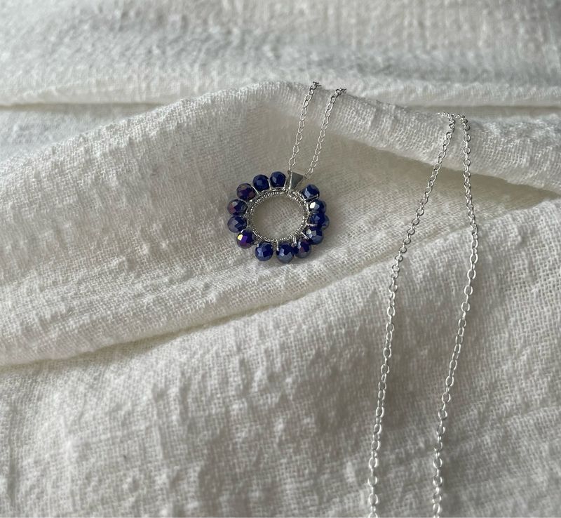 Elegante collana in argento 925 con ciondolo lavorato al uncinetto e cristalli blu