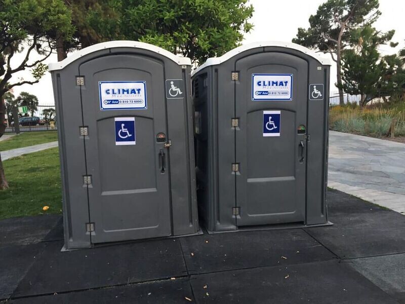Toilettes PMR - accessibles aux fauteuils roulants (bleus, gris ou vert forêt)