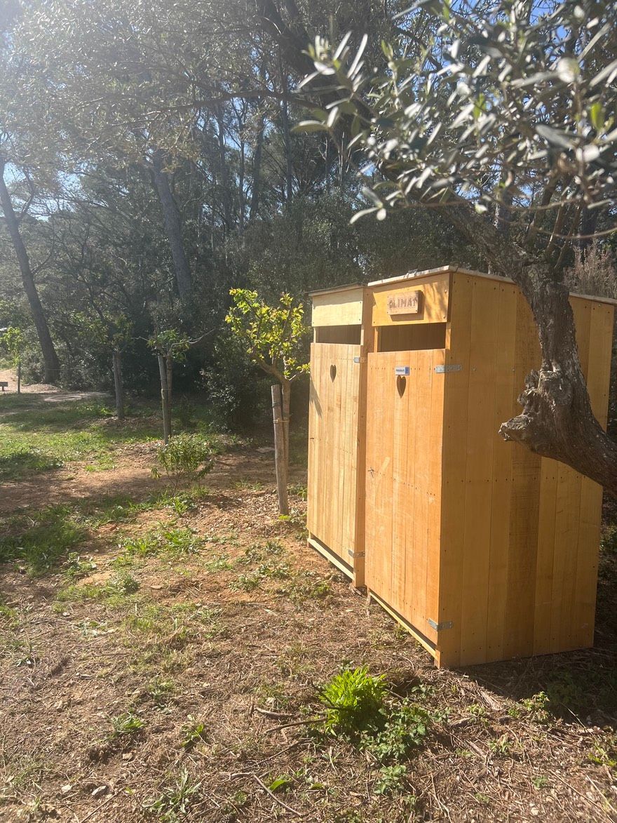 Toilettes sèches en bois  à compost