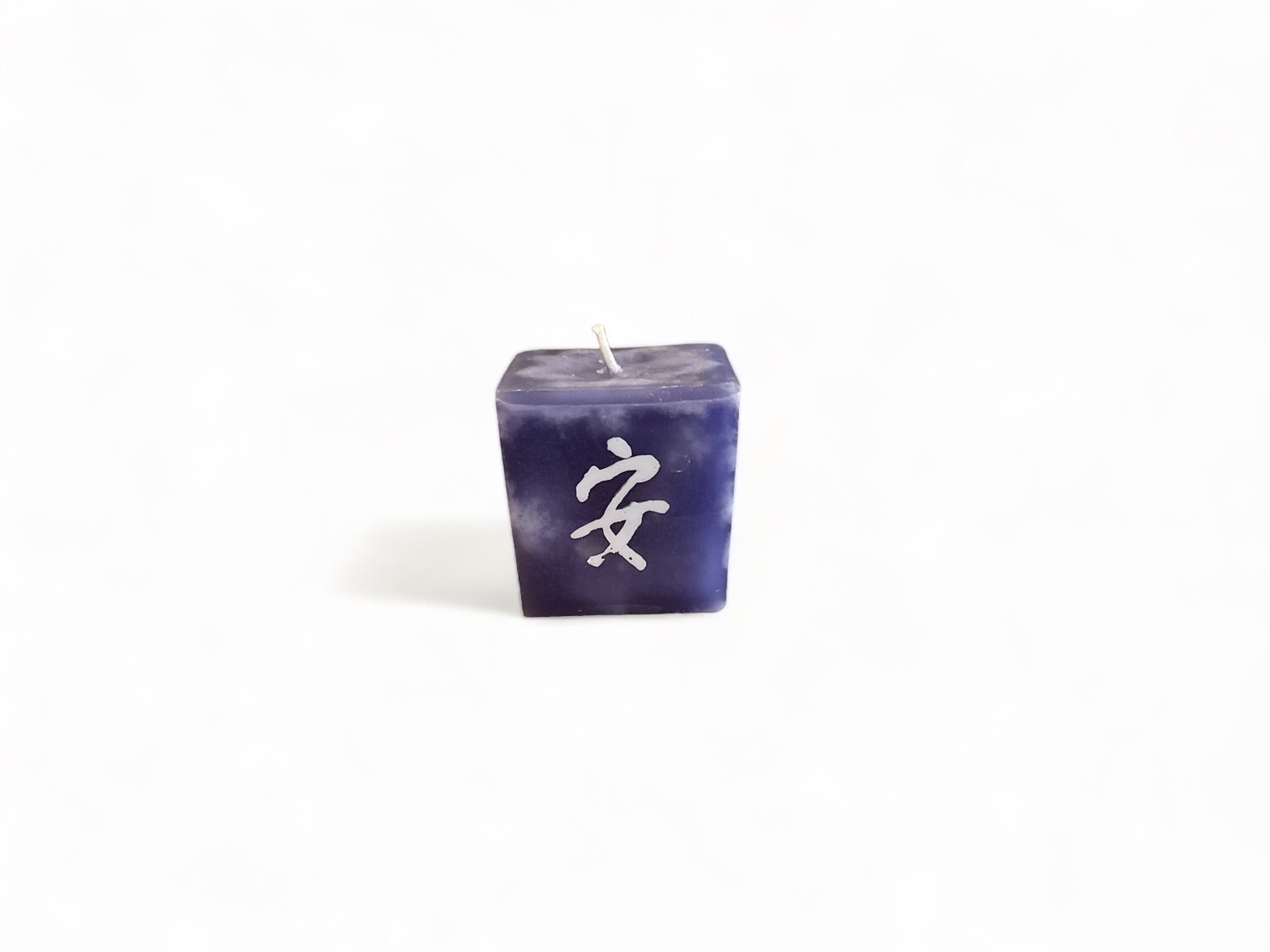Image of the Aroma Spiritual Cube Candle with Gardenia &amp; Purple Iris fragrance, promoting tranquility. Made from food-grade ingredients and vegetable waxes, featuring a lead-free wick and offering 20 hours of burn time.