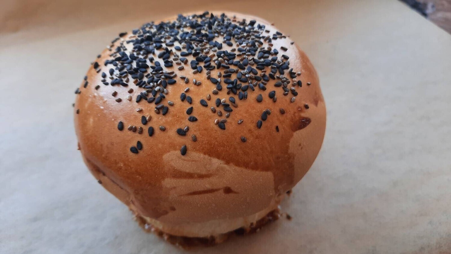 50 Sück, Brioche Burger Bun 100g mit schwarzem Sesam
