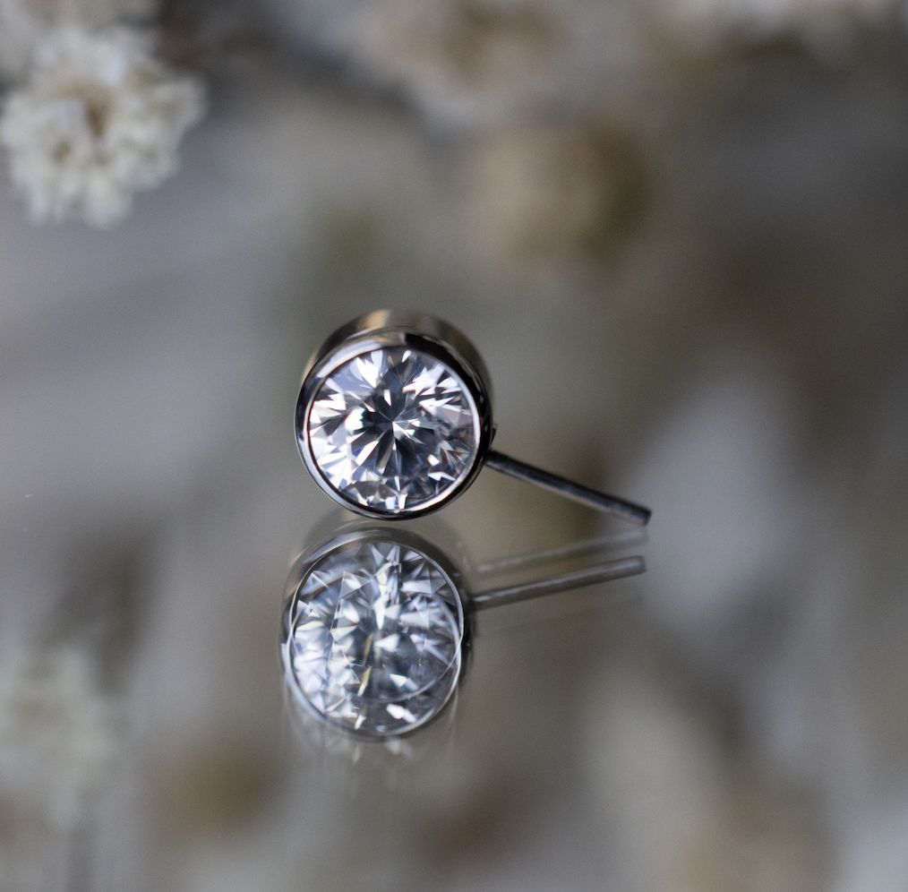 Titanium Threadless Bezel Set Orbit - 4mm, Gem: White CZ
