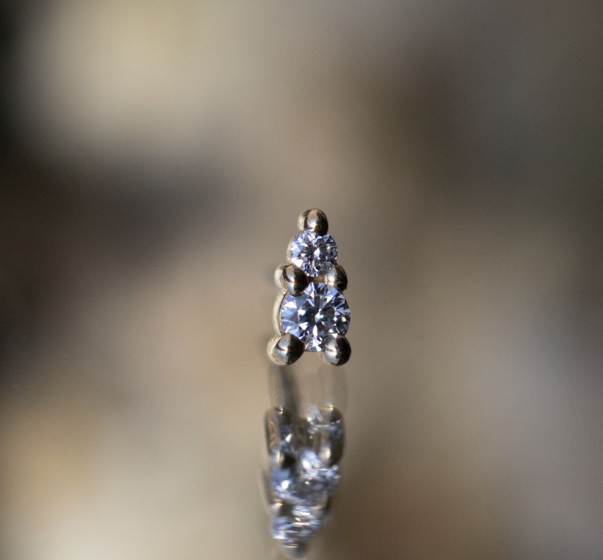Threadless Tiny Jeanie 2 - 3x1.5mm, Gem: Diamond, Material: YG