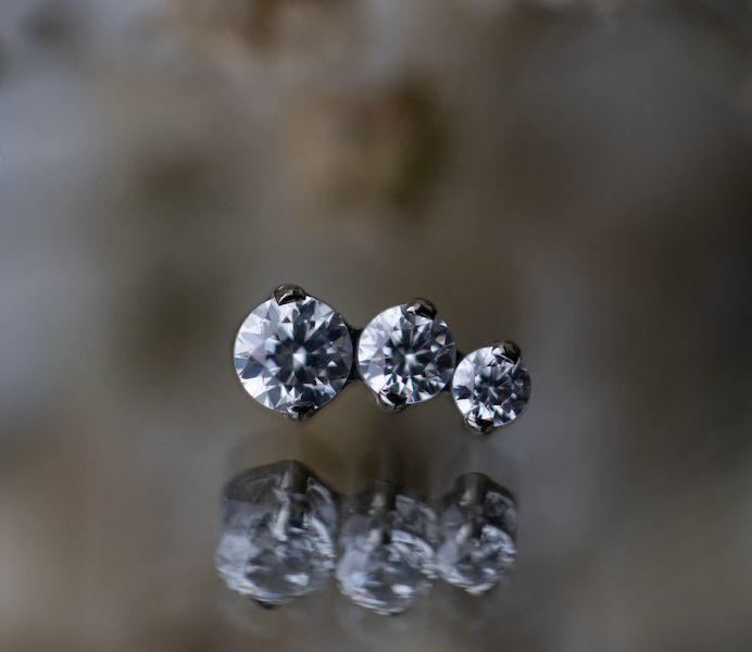 Titanium Threadless Clio, Gem: CZ, Orientation: Curved to the Left