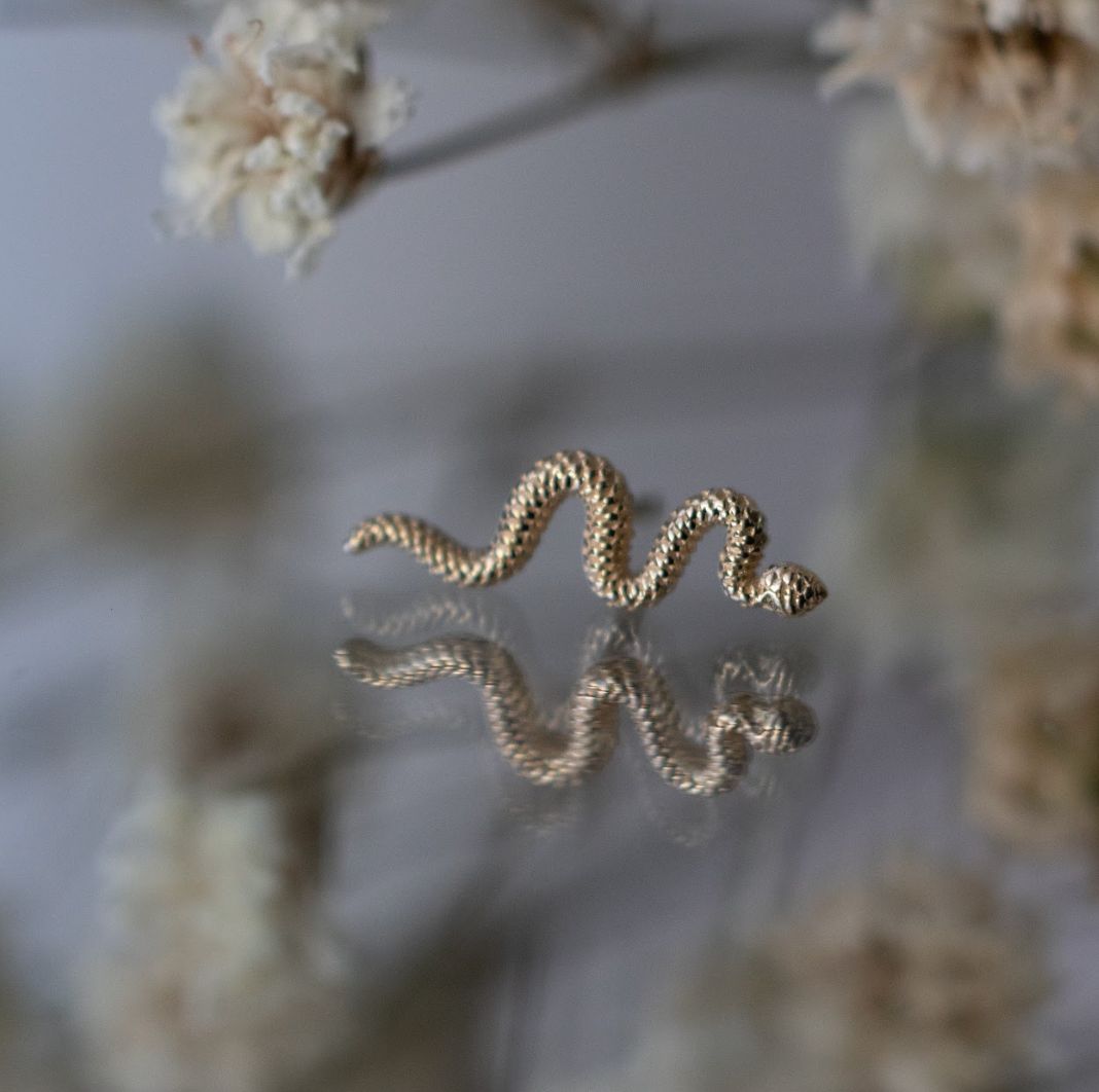 Threadless Delicate Snake, Material: YG, Orientation: Right Orientation