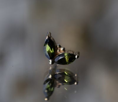 Threadless Petals - 3x1.5mm Gems