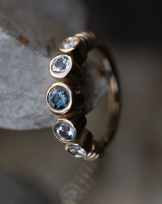 5 Gem Faraway Seam Ring - Navel Orientation