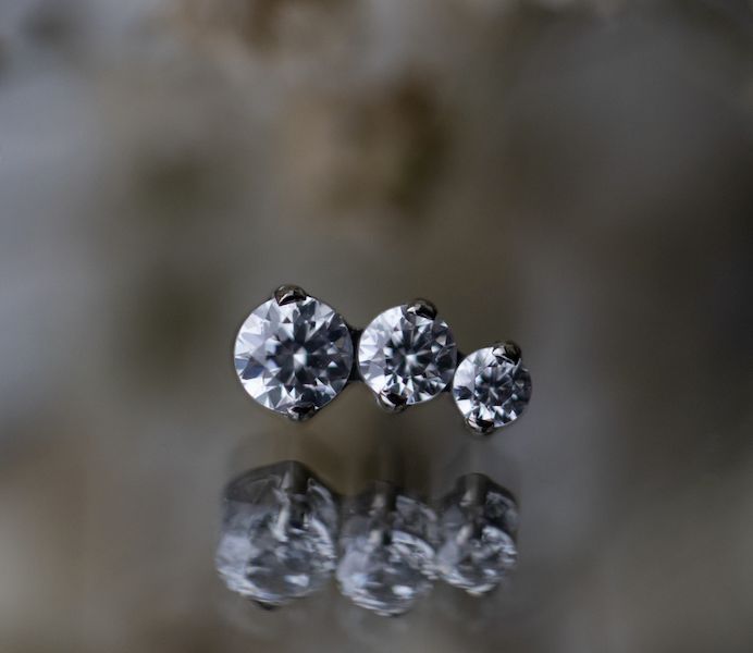 Titanium Threadless Clio, Gem: White CZ, Orientation: Curved to the Left