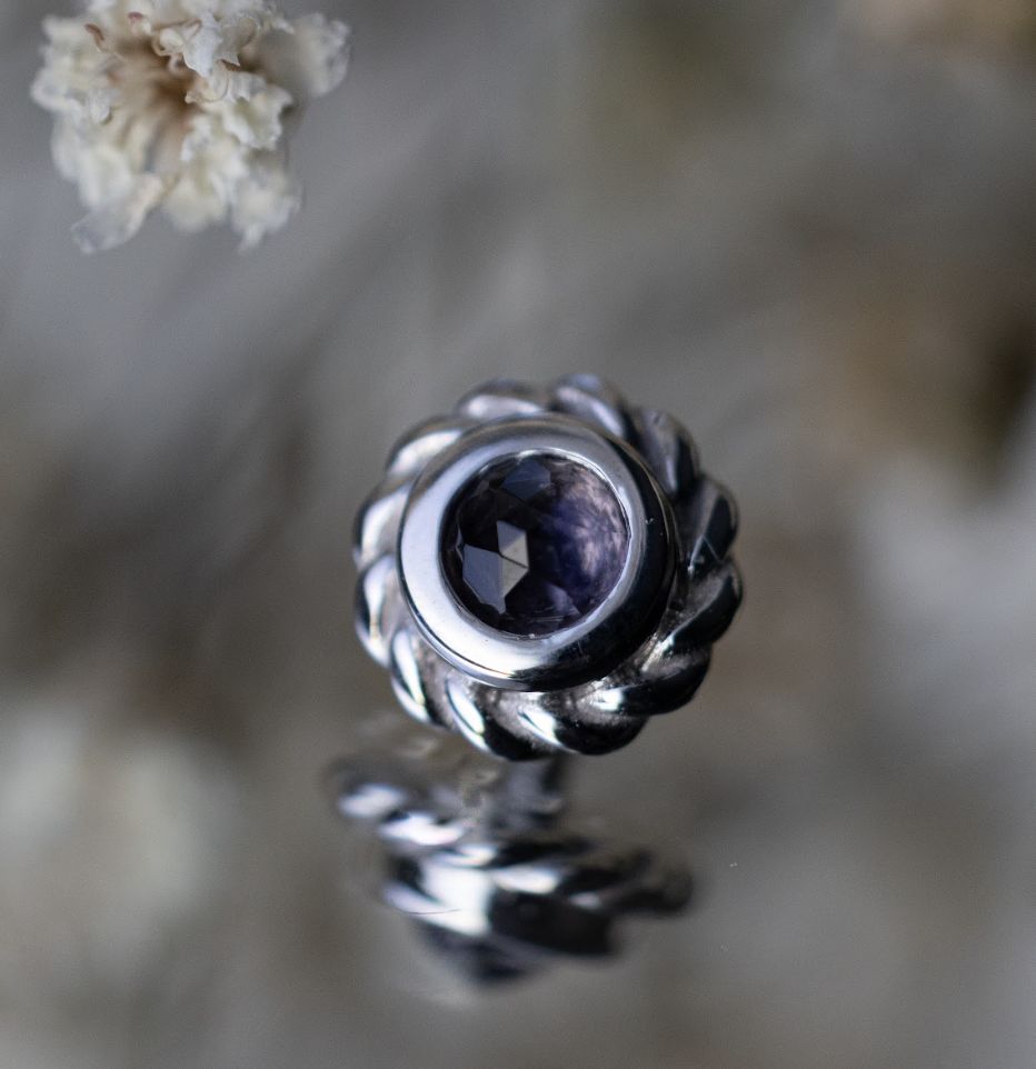 14/12ga Threaded Raine - 6.5mm, Gem: Rose Cut Iolite, Material: WG