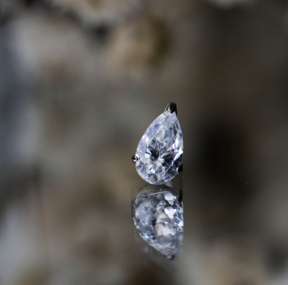 Titanium Threadless Pear Prong, Gem: White CZ, Size: 3x2mm