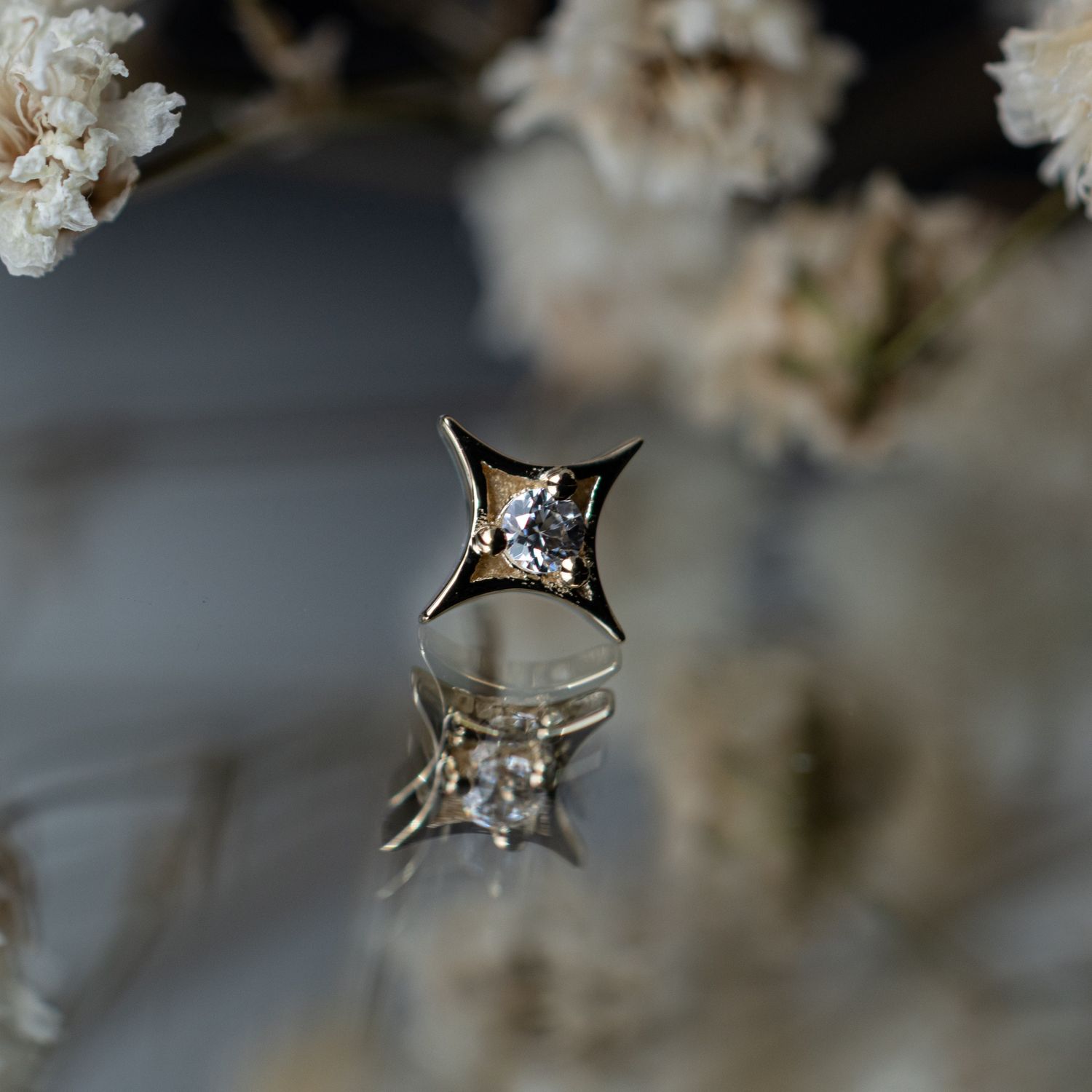 Threadless Sparkle - 5mm, Gem: White CZ, Material: YG