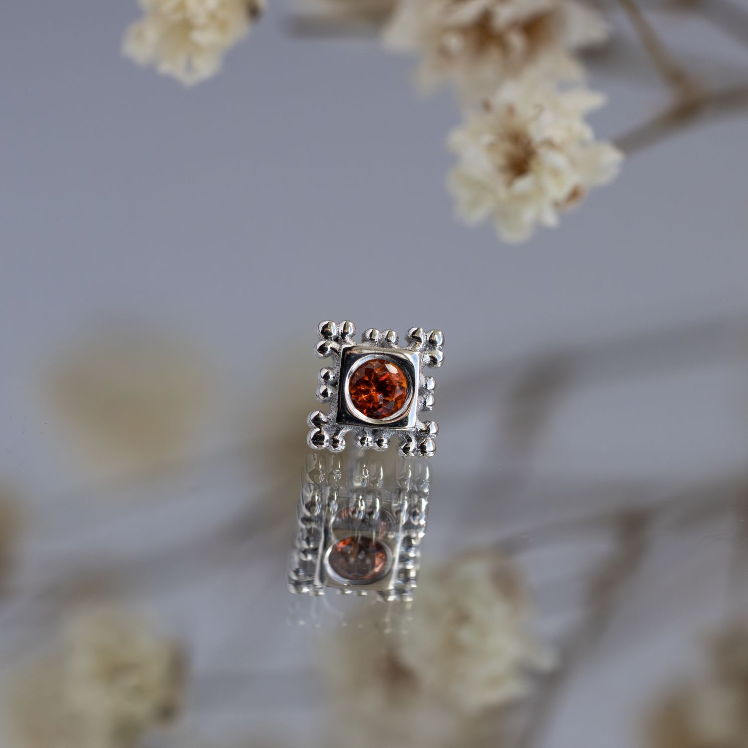 Threadless Flourish Illusion - 4mm, Gem: Poppy Topaz, Material: WG