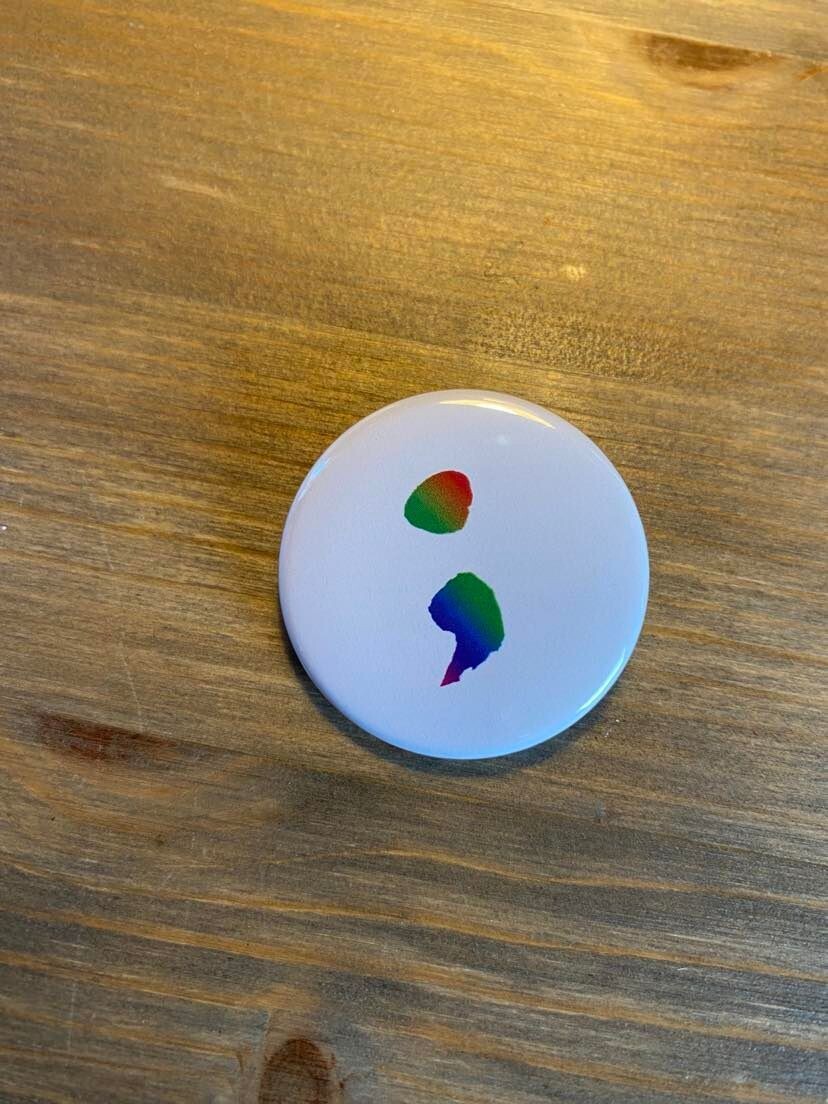 Semikolon button, anno 2023